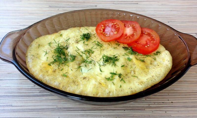 Омлет с мукой и молоком и яйцами на сковороде