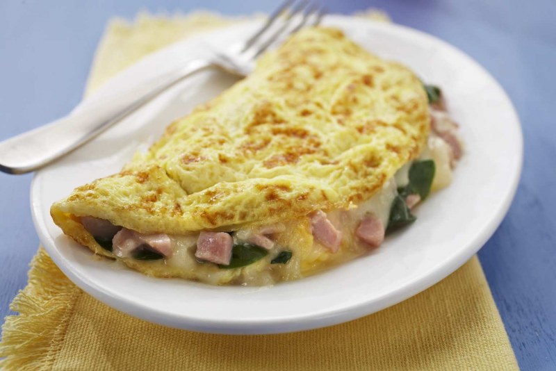 Яичница с овощами и сыром