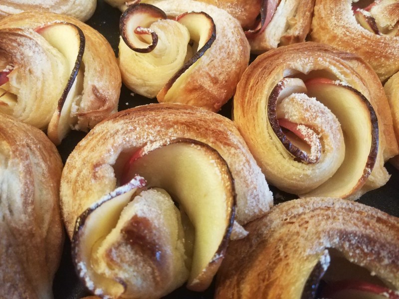 Красивые булочки с яблоками