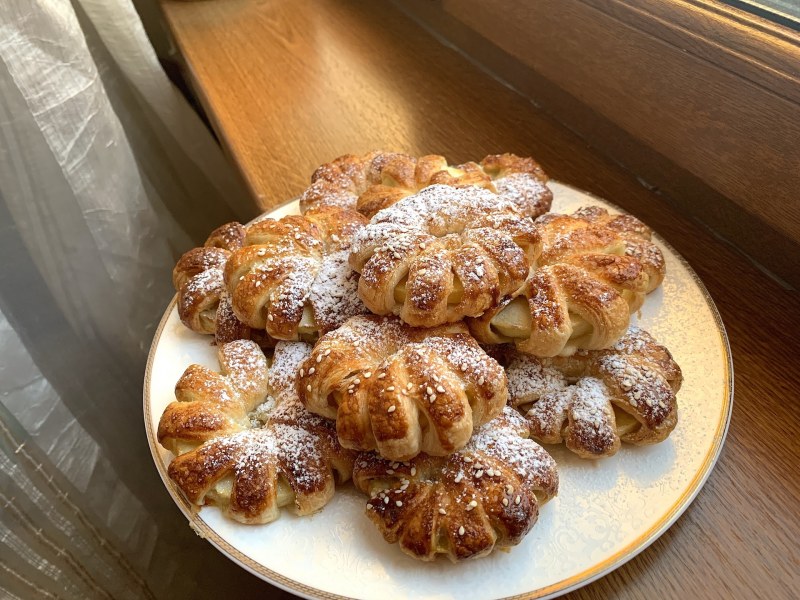Сдобные булочки с яблоками