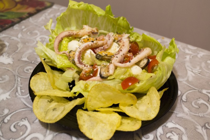 Салат Жемчужина с кальмарами и красной икрой