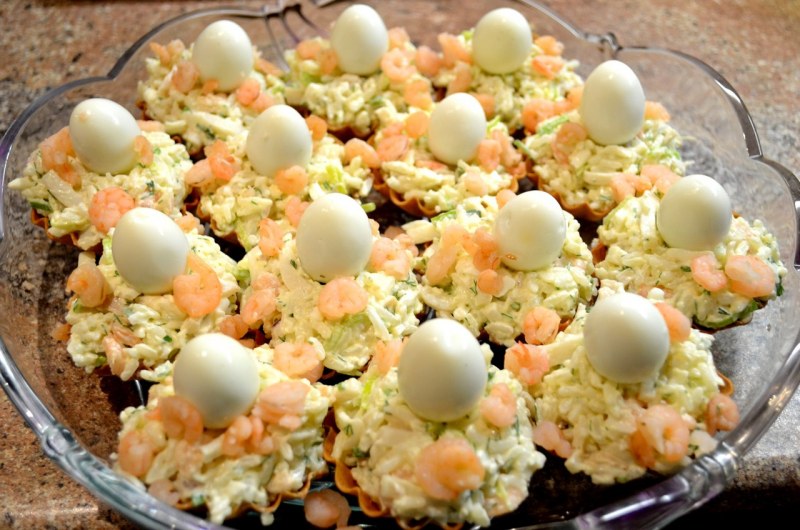 Салат с морепродуктами с чипсами