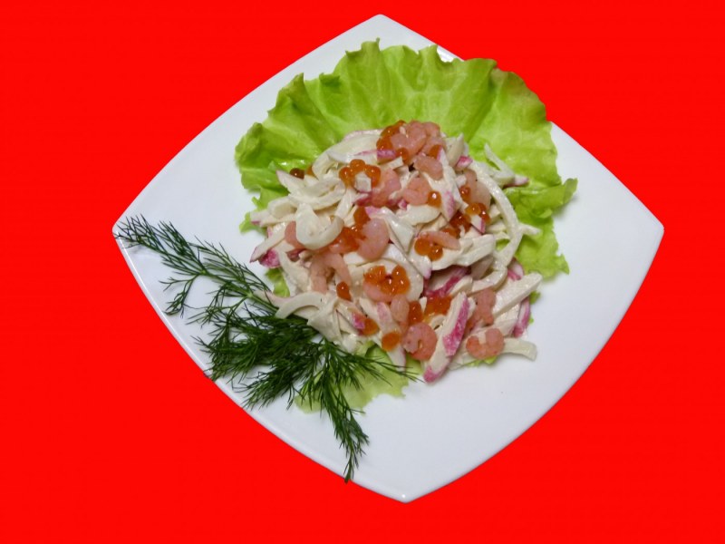 Салат морской с креветками и кальмарами и крабовыми