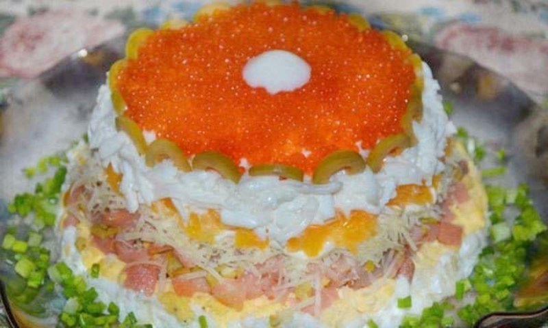 Салат с креветками и икрой