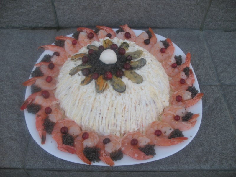 Салат чёрная Жемчужина с черносливом и крабовыми палочками