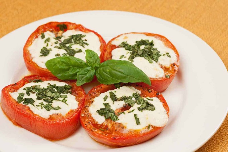Моцарелла с помидорами и соусом песто