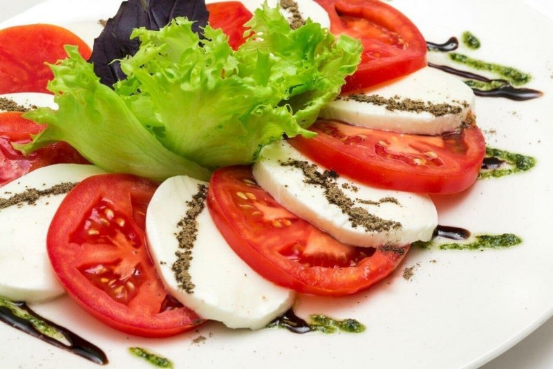 Капрезе с соусом песто