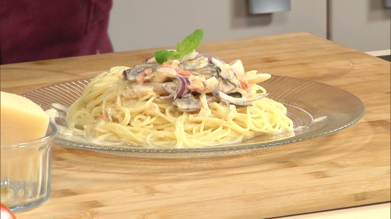 Паста с кальмарами в сливочном соусе с помидорами