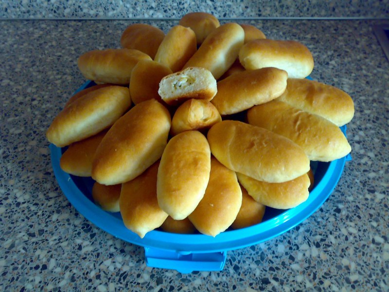 Пирожки с рисом и яйцом на сковороде