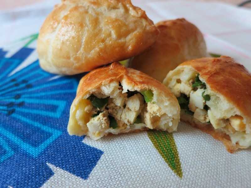 Пирожки с луком и яйцом в духовке