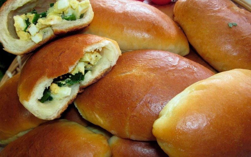 Пирожки с луком и яйцом жареные