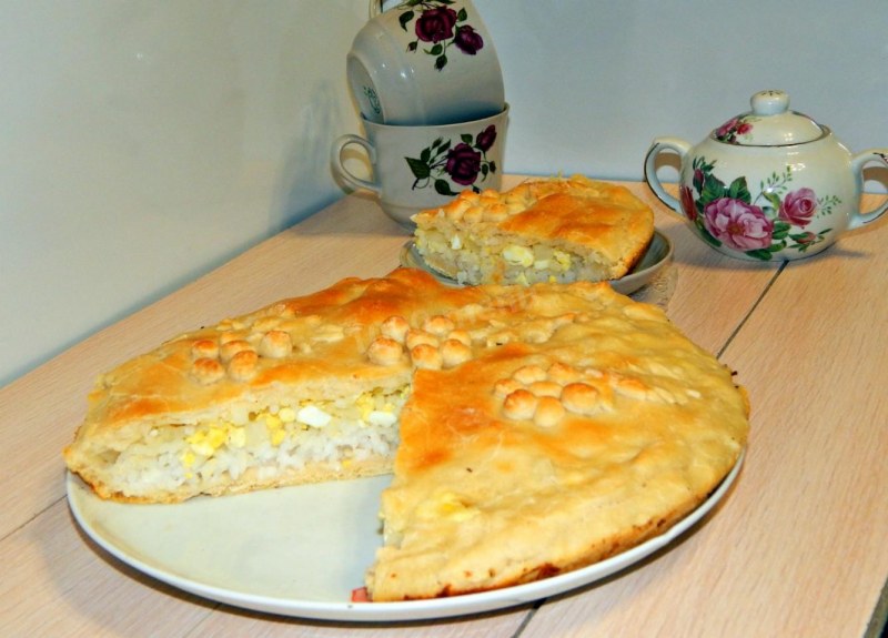 Пирог с луком и яйцом