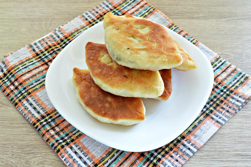 Пирожки с рисом и яйцом из дрожжевого теста