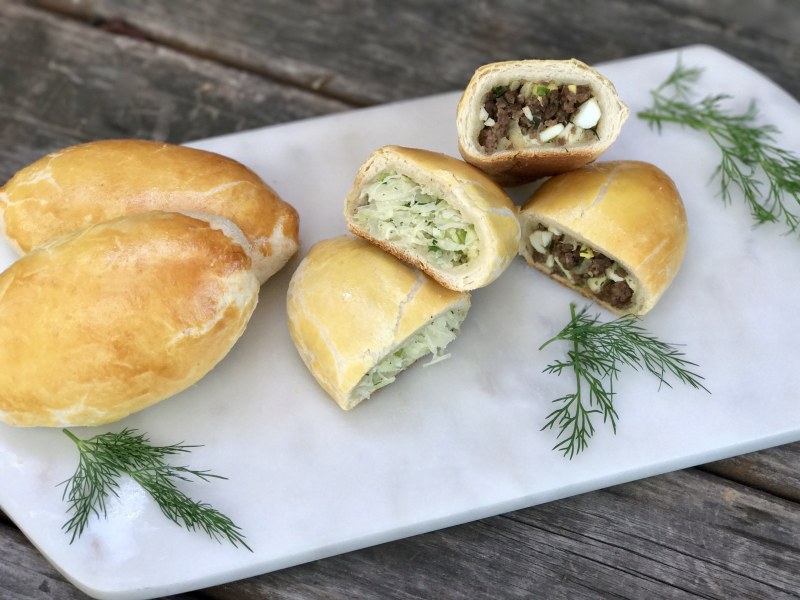 Расстегай с луком и яйцом