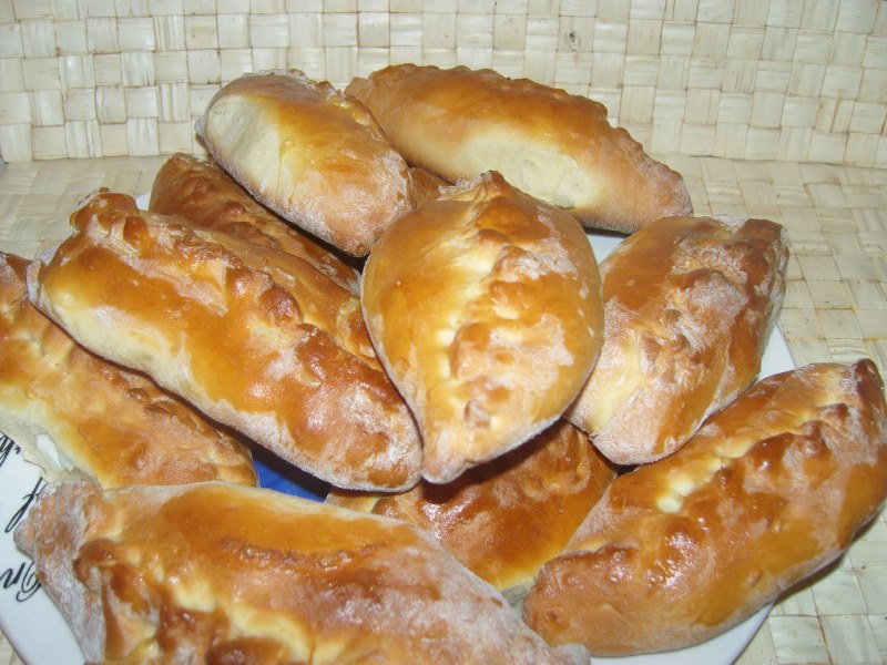 Заливной пирог с луком и яйцом на кефире
