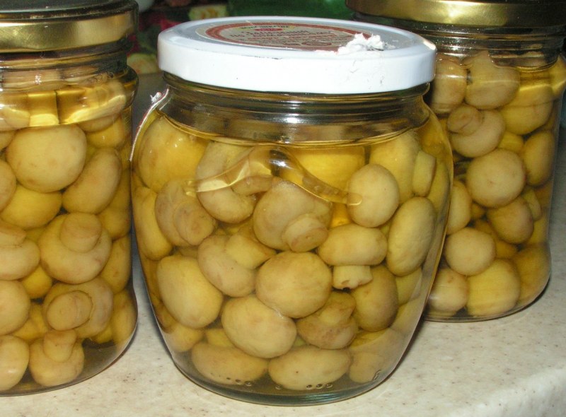 Маринованные шампиньоны в банках