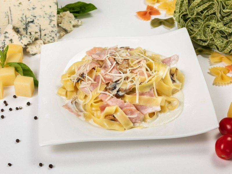 Паста фетучини с курицей и грибами