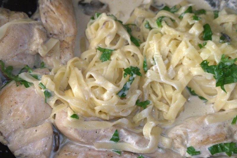 Паста с курицей и грибами