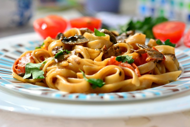 Паста тальятелле с курицей и грибами