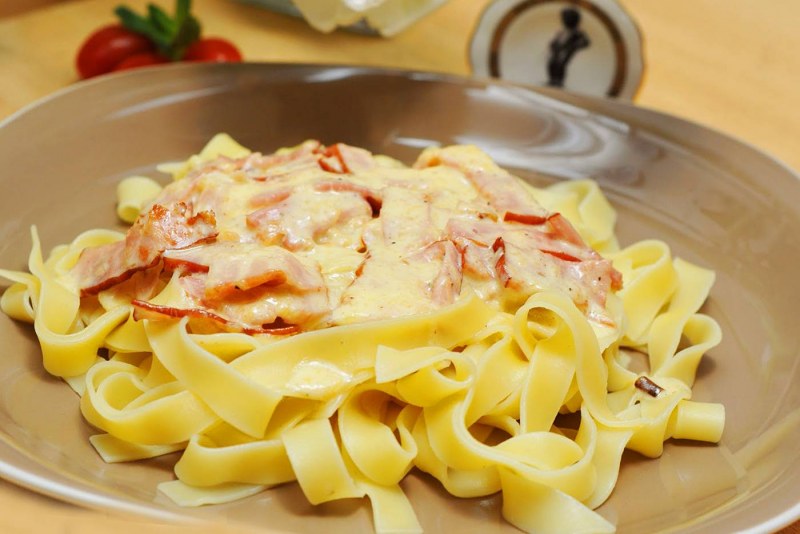 Феттучини Альфредо с курицей и грибами