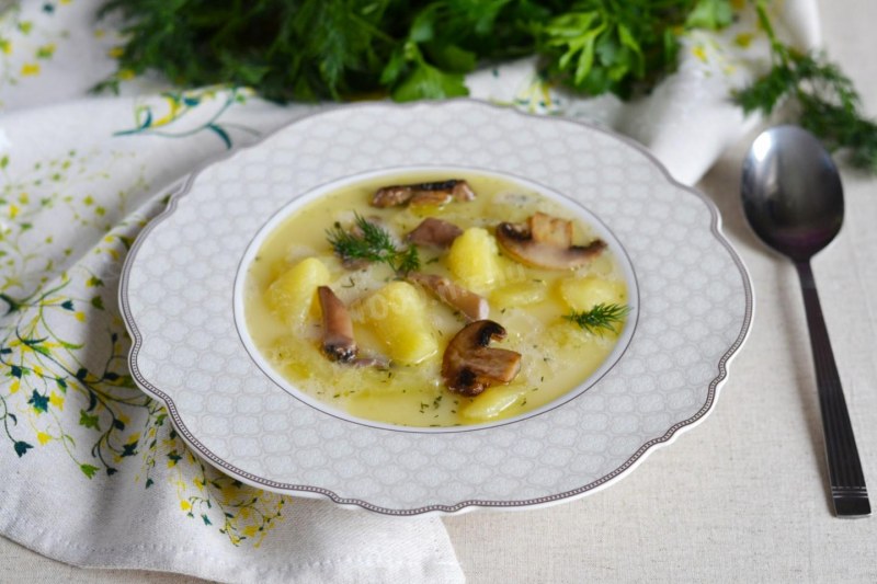 Сырный суп с грибами и курицей