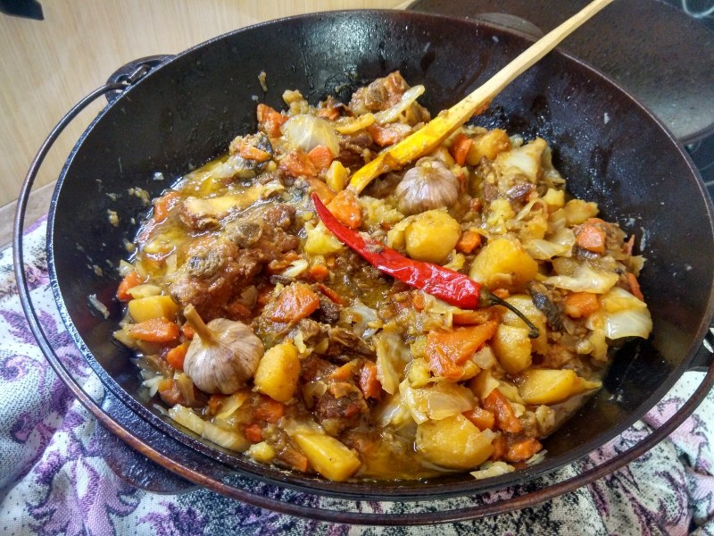 Мясо с овощами в казане на костре узбекская кухня