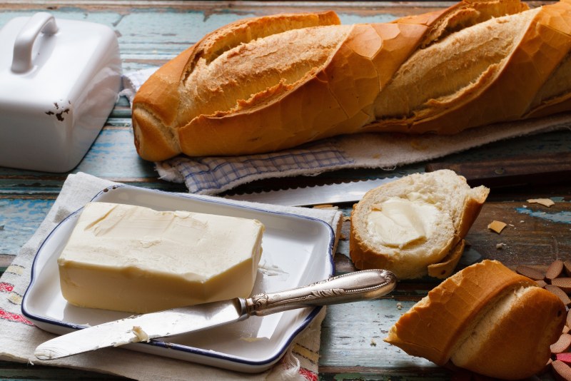 Батон запеченный с сыром и колбасой
