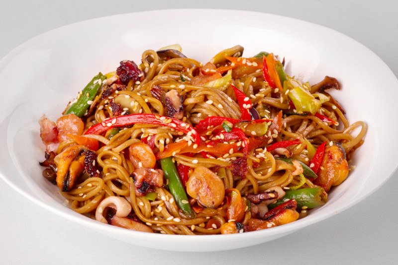 Wok соба с морепродуктами