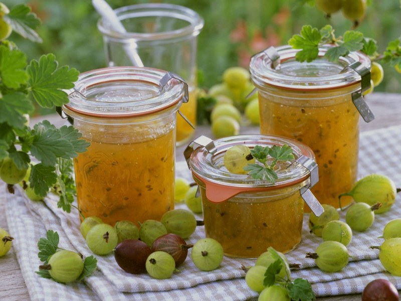 Царское варенье из крыжовника с вишневыми листьями
