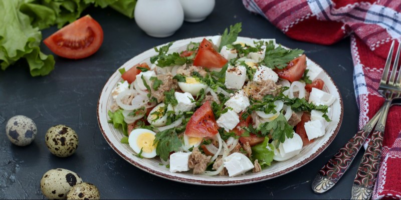 Салат с перепелиными яйцами и кукурузой