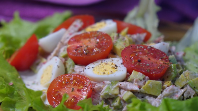 Салат с тунцом, фетой и помидорами