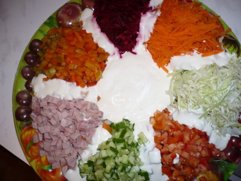 Салат горками на блюде с чипсами