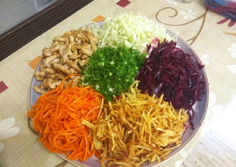Салат на блюде кучками