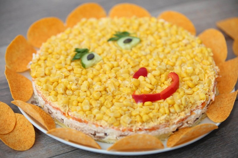 Салат Радуга с кириешками