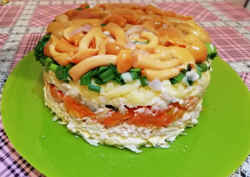 Салат в сырной корзинке