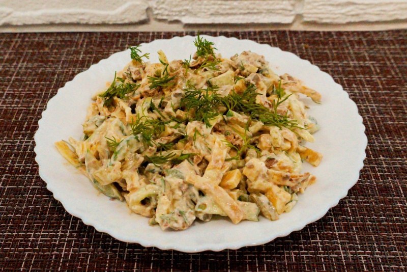 Салат с яичными блинчиками и курицей