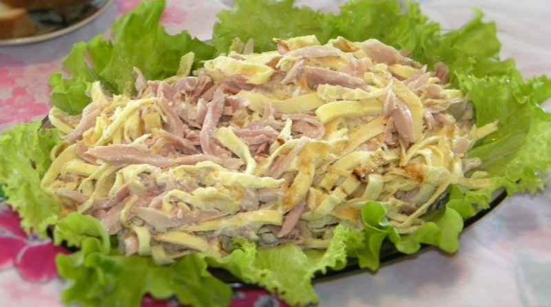 Салат Министерский с говядиной и яичными блинчиками