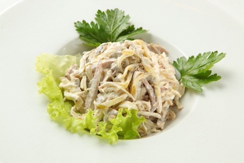 Салат с омлетными блинчиками и курицей