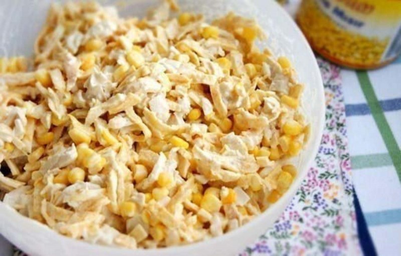 Салат с блинами и копченой курицей