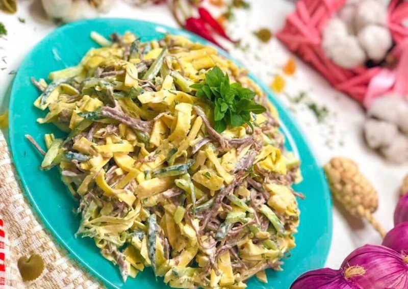 Салат мясной с яичными блинчиками