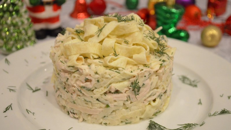 Салат с яичными блинчиками и копченой колбасой