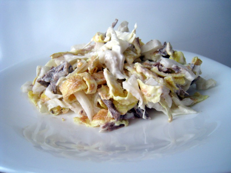 Салат с омлетом и курицей
