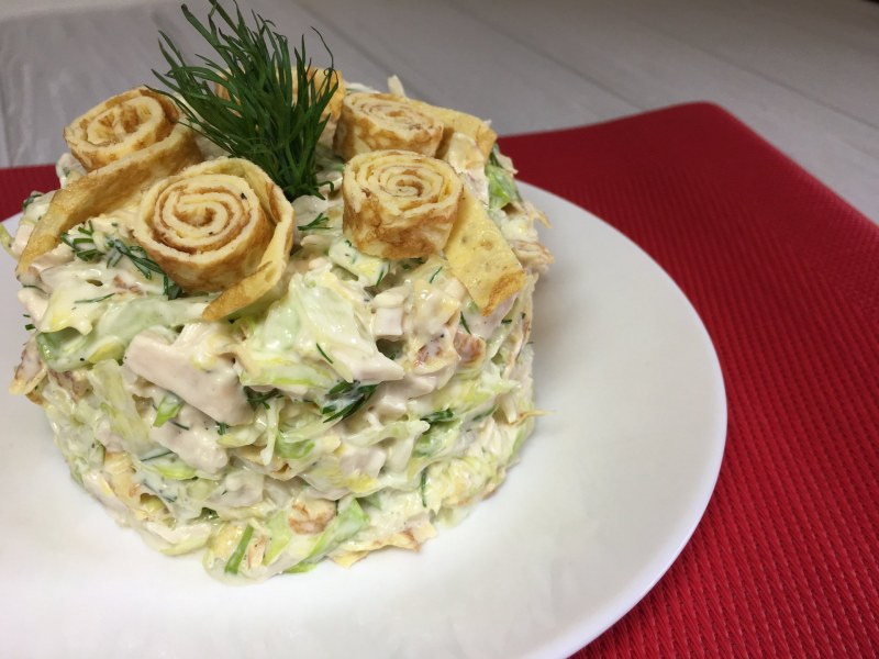 Салат с яичными блинчиками и курицей