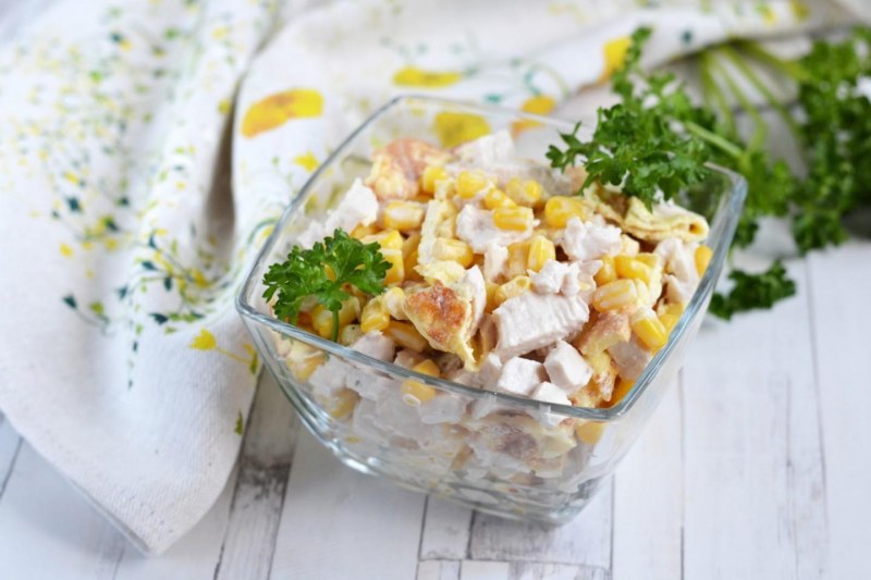Салат с блинчиками и курицей копченой