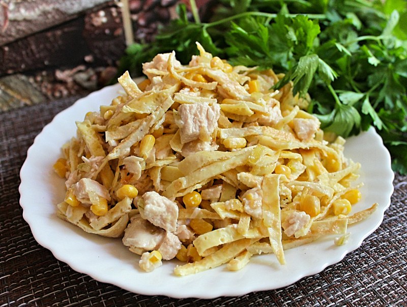 Салат с яичными блинчиками и колбасой