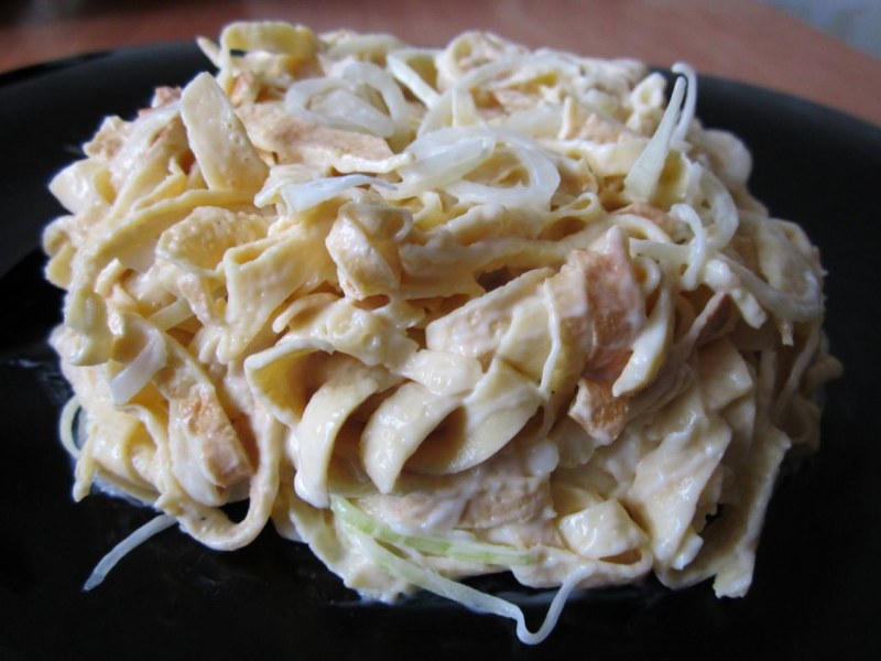 Салат с пекинской капустой и яичными блинчиками