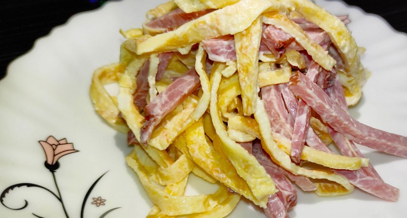 Салат с омлетными блинчиками и курицей