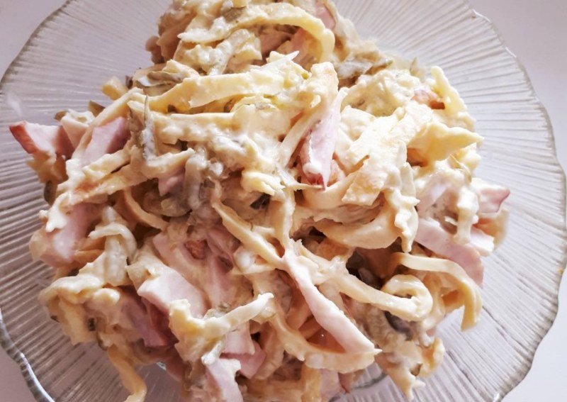 Салат с блинчиками и колбасой