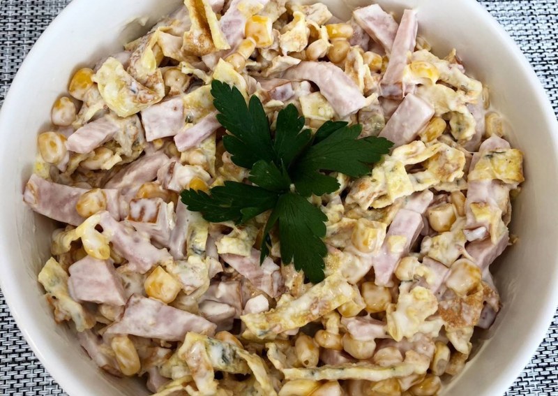 Салат с омлетными блинчиками и курицей