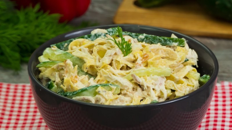 Салат с кальмарами и блинчиками
